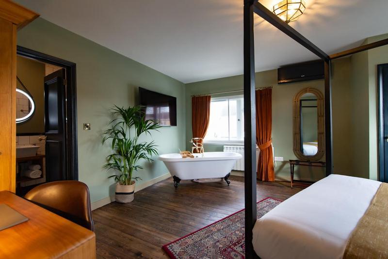 The Bear Hotel Bath Exterior photo