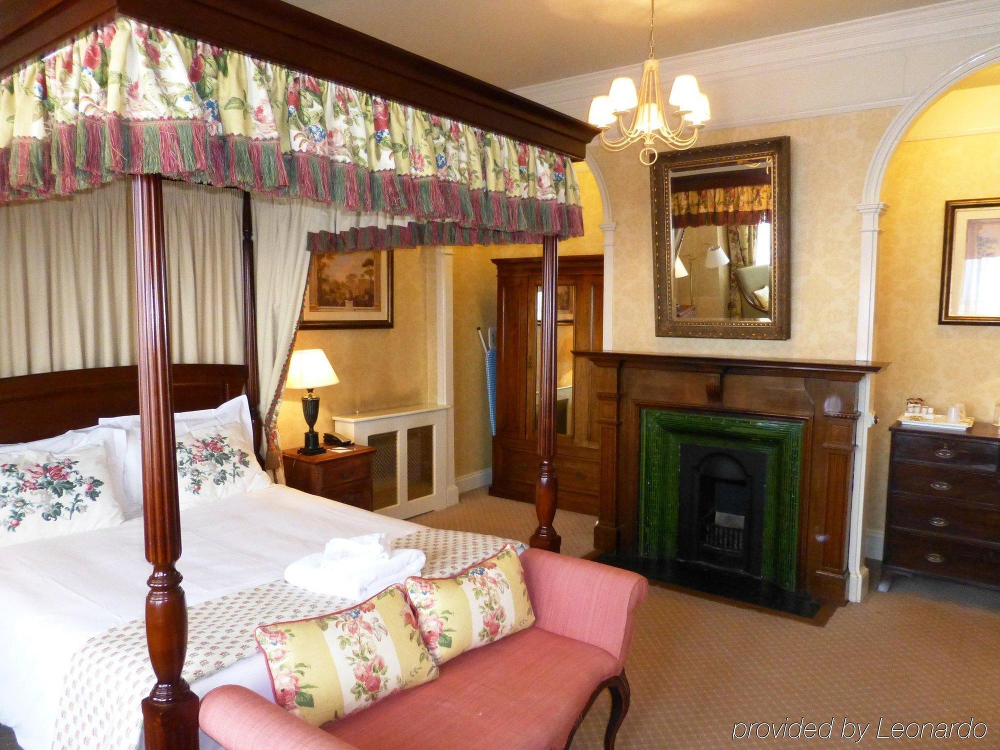 The Bear Hotel Bath Exterior photo